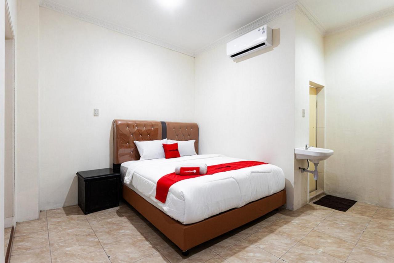 RedDoorz near Yuki Simpang Raya Mall Medan 2 Hotel Bagian luar foto