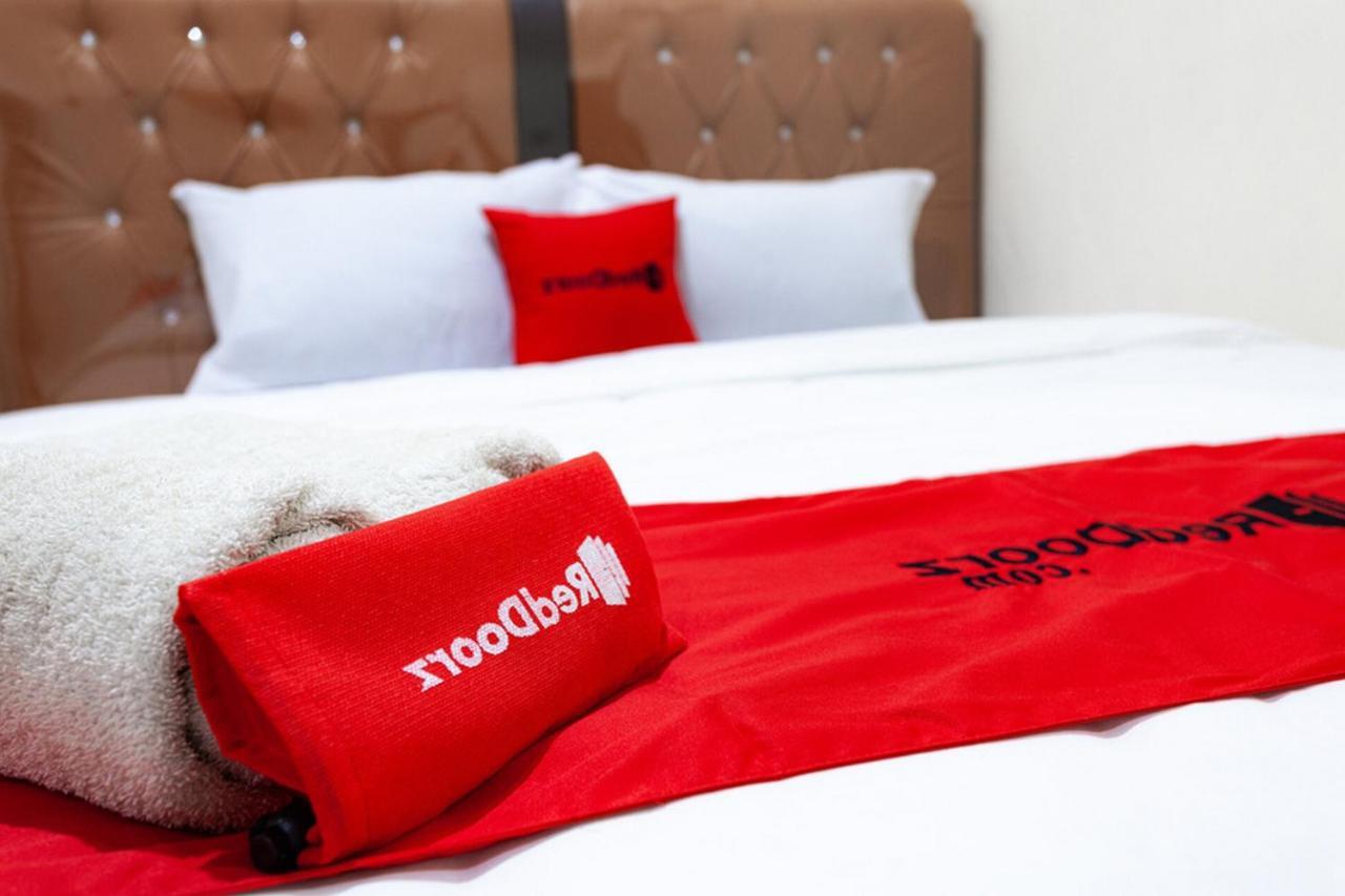 RedDoorz near Yuki Simpang Raya Mall Medan 2 Bagian luar foto