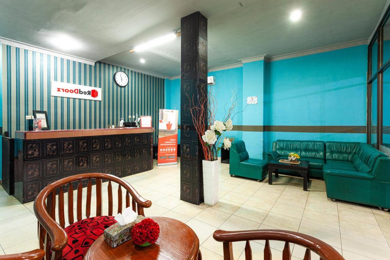 RedDoorz near Yuki Simpang Raya Mall Medan 2 Bagian luar foto